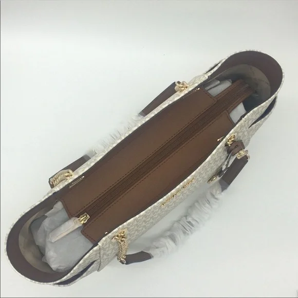 MICHAEL KORS LG CHAIN SHOULDER TOTE VANILLA
NWT - Picture 12 of 16